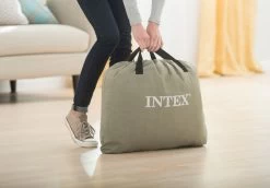 Intex Comfort Plush Extra Hoog Luchtbed - Queensize - Ingebouwde Elektrische Pomp -Sport Buitenkamperen 1320 1900 64418 inuse1 2017 300