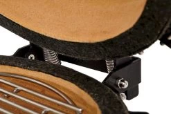 Kamado Joe Junior Barbecue -Sport Buitenkamperen 800 1200 kamadojoejr hinge3 cmyk