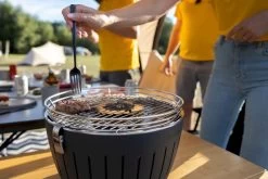 LotusGrill XL Hybrid Houtskoolbarbecue - Rood -Sport Buitenkamperen lotusgrill in gebruik hamburger 3